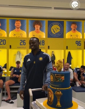 开云下载-C罗等队友鼓掌祝贺马内34岁生日，后者打趣：感谢为我过29岁生日